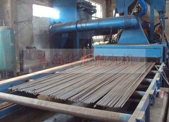 輥道通過式拋丸機清理螺紋鋼表面的鐵銹