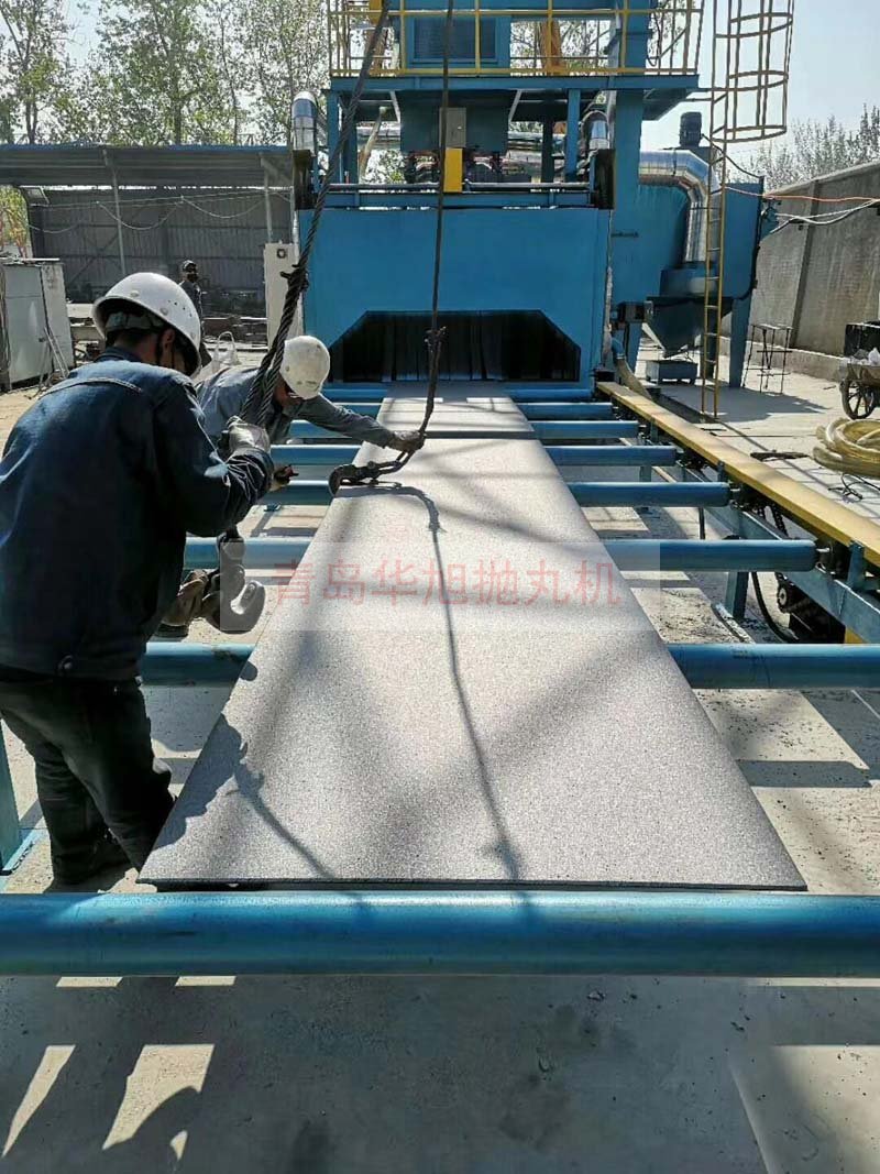 Q6925輥道通過(guò)式拋丸機(jī)清理鋼板的效果