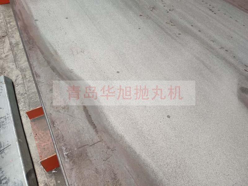 經(jīng)過(guò)拋丸機(jī)除銹后的鋼板表面